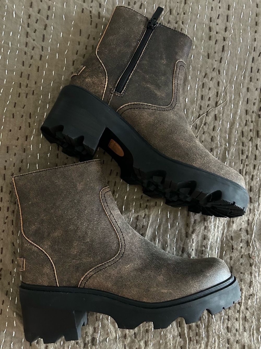 Sorel BRAND NEW Distressed Brown Leather block/ Lug Ankle Boots - Picture 10 of 12